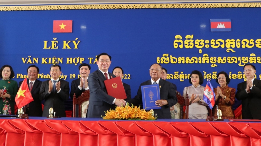 Vietnam and Cambodia ink MoU on cooperation between two legislatures